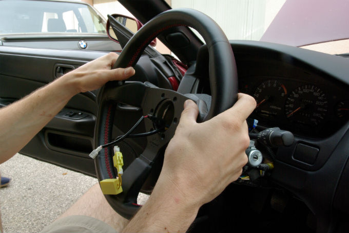 Au volant d'une voiture de sport - Alma car