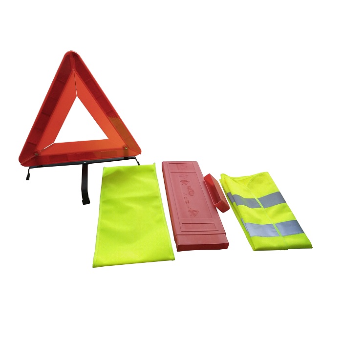Règlementation sécurité routière : triangles de pré-signalisation, triangle  et gilet jaune pour voiture 