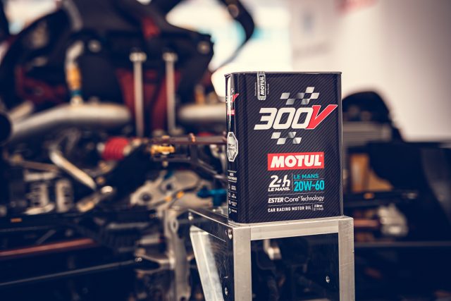 Huile Motul 300V dans un atelier automobile