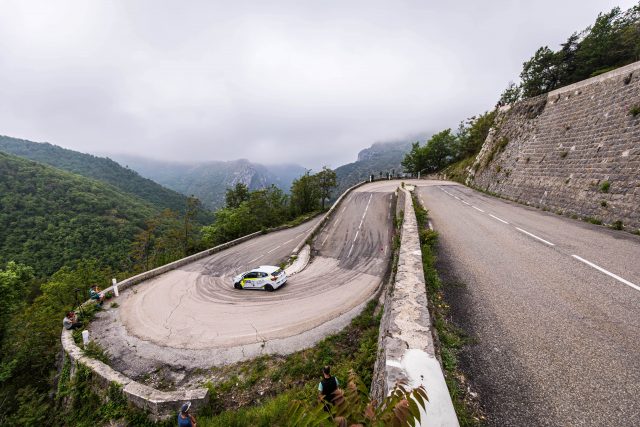 Freinage d'une voiture Clio lors d'un Rallye